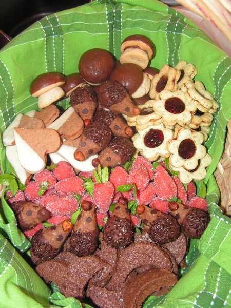 orehove-cokoladne-lunice-srcki-gobice-makovi-piskoti-jagode-cokoladni-meseci-kokoso.jpg