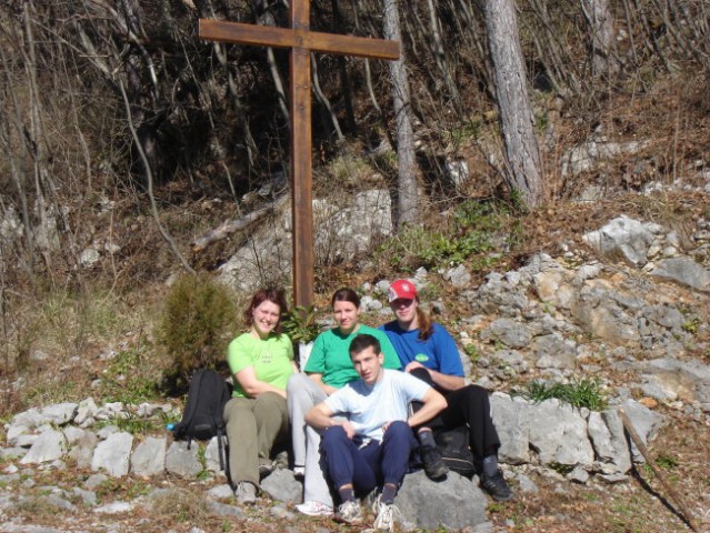 Luka, Jani, Glorija, Barbara... počitek med vzponom na Sveto goro