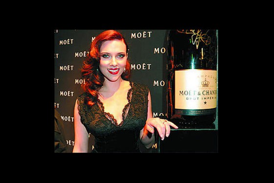 Scarlett Johansson - Möet & Chandon champagne - foto
