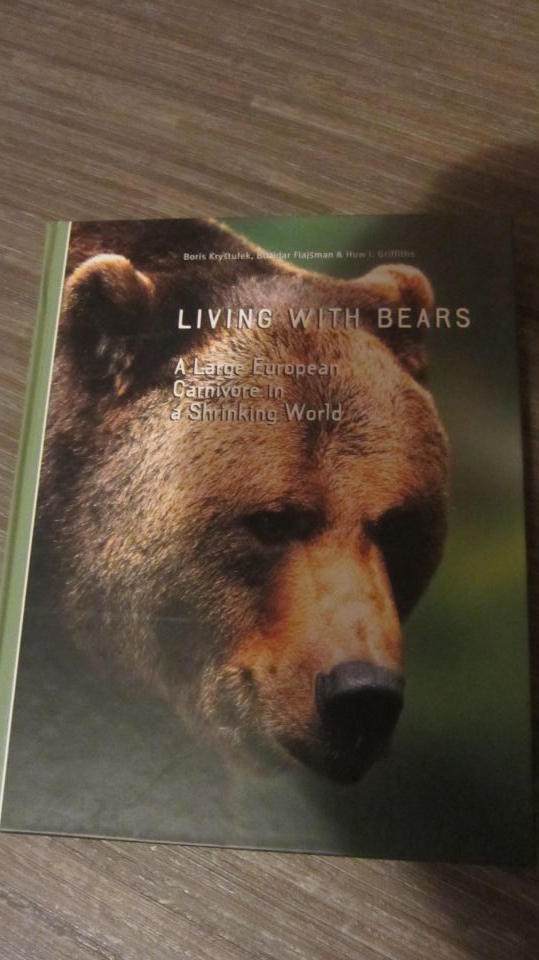 Angleška knjiga Living with bears - foto povečava