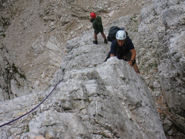 Raz ali bolje razek nad oknom