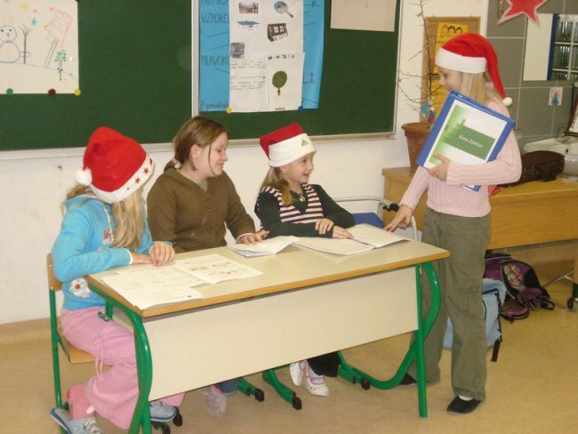 Kako izgleda začetek božičnih praznikov v šoli so pokazala dekleta.