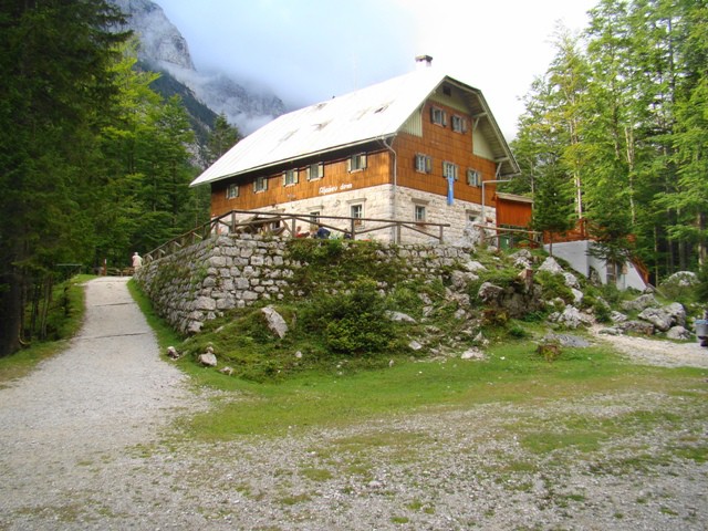 Aljažev dom v Vratih
