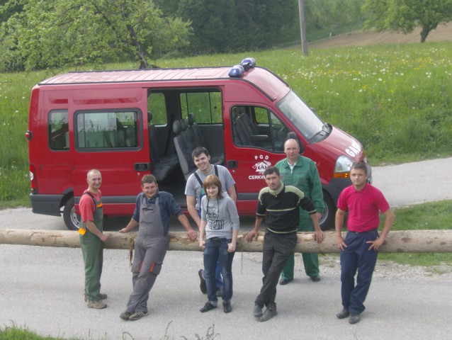 Postavljanje prvomajskega drevesa 2009 - foto