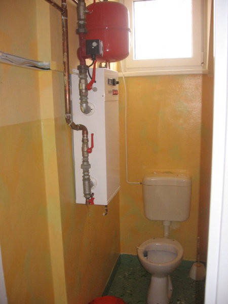 Prejšni lastnik stanovanja je imel el.pečko na wc-ju. 