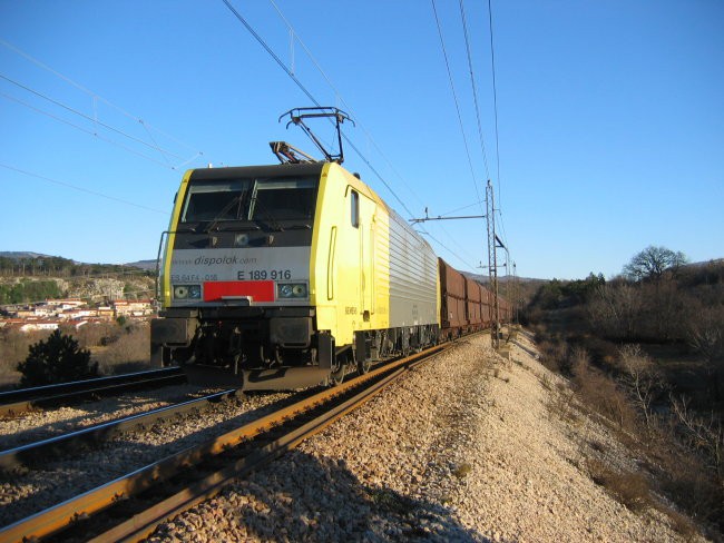 Helga pomaga potiskati 1700-tonski vlak