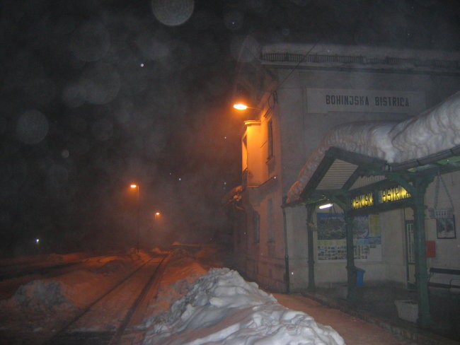 Postaja Bohinjska Bistrica v pustem zimskem večeru
