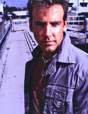 Carlos Ponce es Bruce - foto