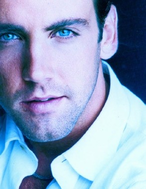 Carlos Ponce es Bruce - foto