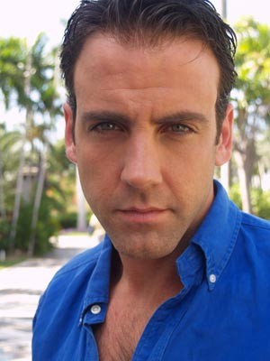 Carlos Ponce es Bruce - foto