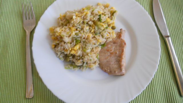 Pražen riž z grahom in jajcem (Katja D)