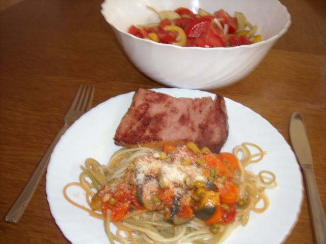 Zelenjavna omaka za špagete in mešana solata (paradižnik, paprika, kumara)