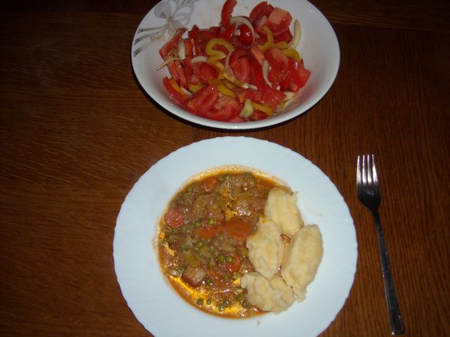 Svinjina v zelenjavni omaki, zdrobovi žličniki in paradižnik in paprika v solati