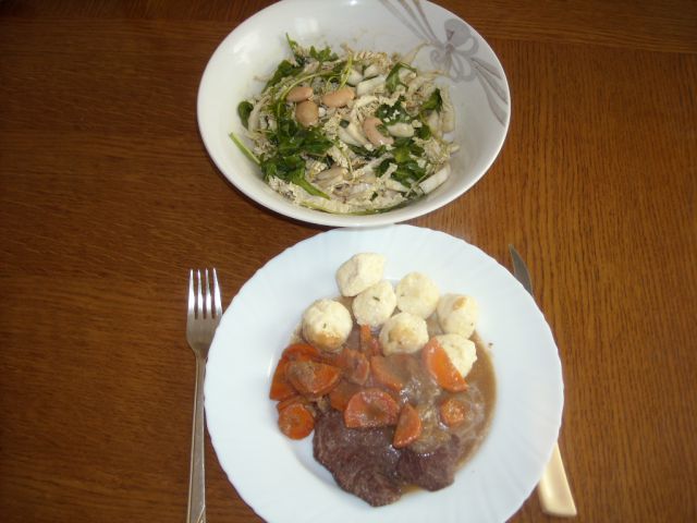 Žrebičkovi zrezki v omaki, sirovi cmoki, kitajsko zelje v solati s fižolom in rukolo