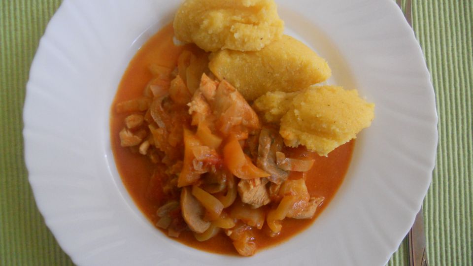 Polenta, puranji koščki z zelenjavo