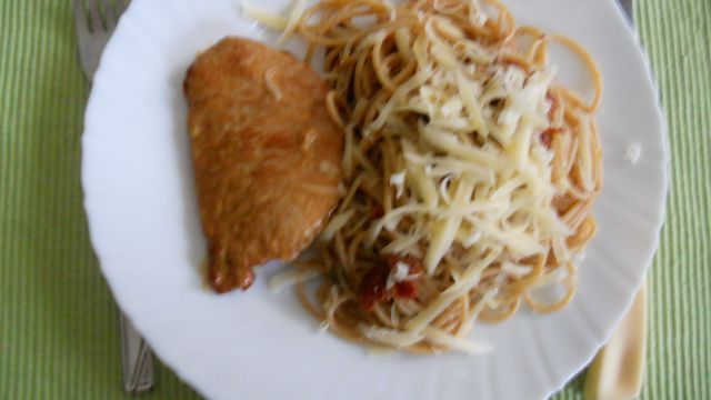 Svinjski zrezki, špageti z omako iz posušenih paradižnikov