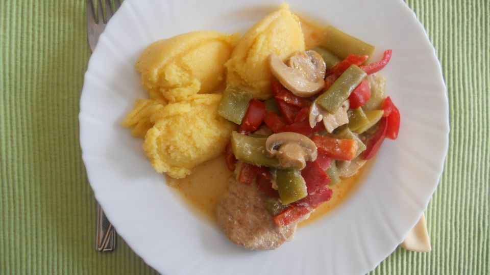 Svinski zrezki v omaki, polenta