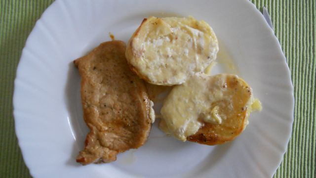 Pečen krompir s sirom, svinjski zrezek