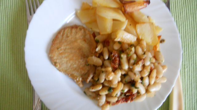 Zrezki, pečen krompir, beli fižol s suhimi paradižniki