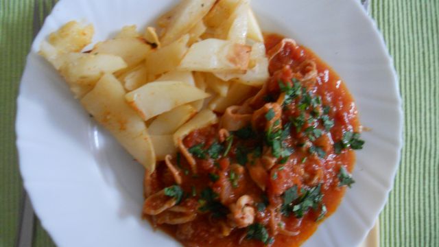 Lignje v omaki, pečen krompir