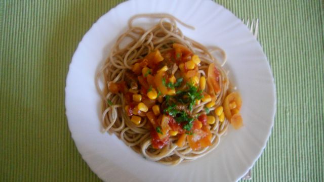Govedina z zelenjavo, polnozrnate špagete