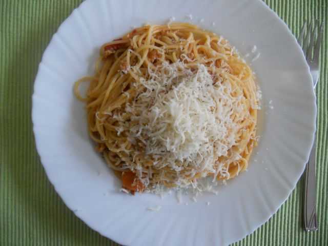 Špageti z rukolo in suhim paradižnikom