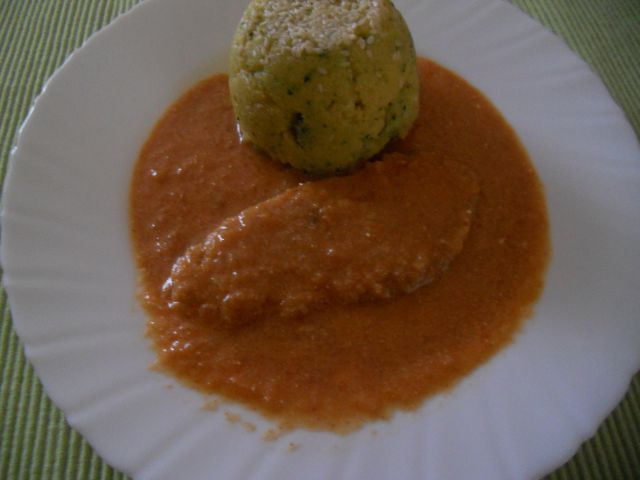 Polenta z brokolijem in sezamom, telečji zrezki v omaki