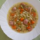Zelenjavna juha z ribano kašo in hrenovkami