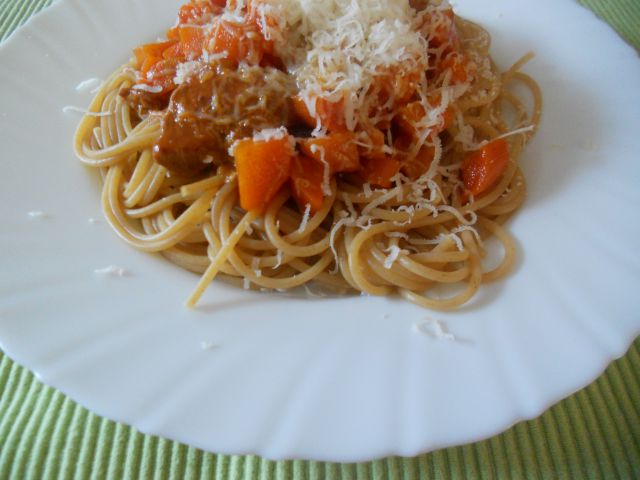 Dušena govedina v korenčkovi omaki, polnozrnate špagete