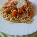 Dušena govedina v korenčkovi omaki, polnozrnate špagete