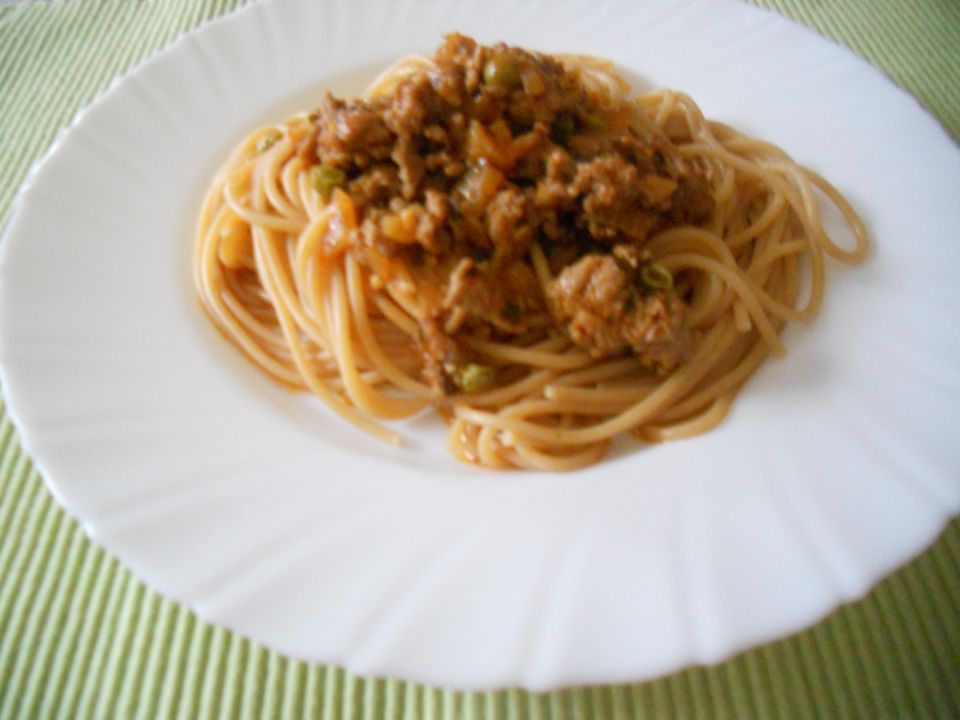 Špageti, mesna omaka z grahom