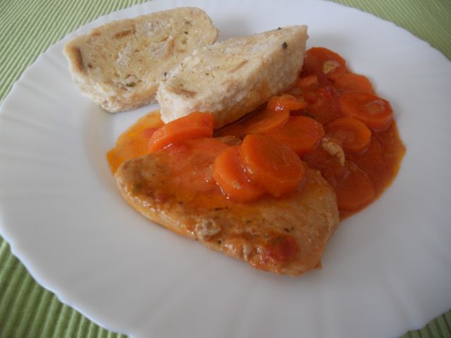 Kruhov cmok, svinjski zrezki v korenčkovi omaki