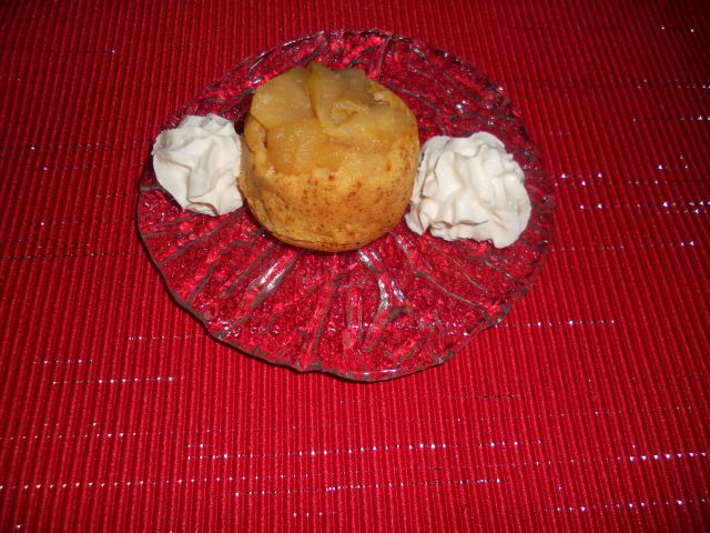 Medeni kolači z jabolki, cimetom in smetano