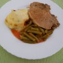 Pire krompir z mozzarello, stročji fižol v omaki, zarebrnice