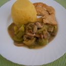 Pražena mešana zelenjava, polenta, piščančji zrezki