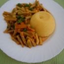 Stročji fižol s korenčkom v omaki, polenta