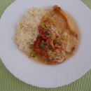Puranji zrezki s porom in paprika, riž