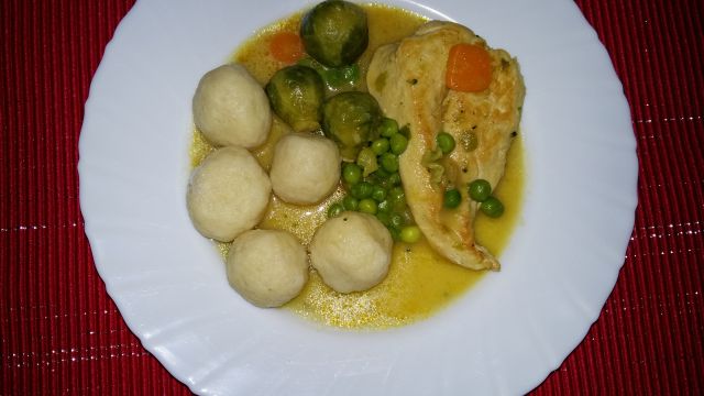 Piščančji zrezki v zelenjavno omako, krompirjevi cmoki