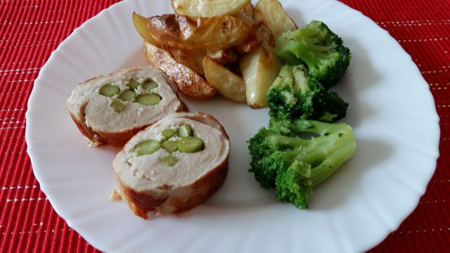 Puranja rulada, polnjena z beluši,  mladi pečen krompir, kuhan brokoli