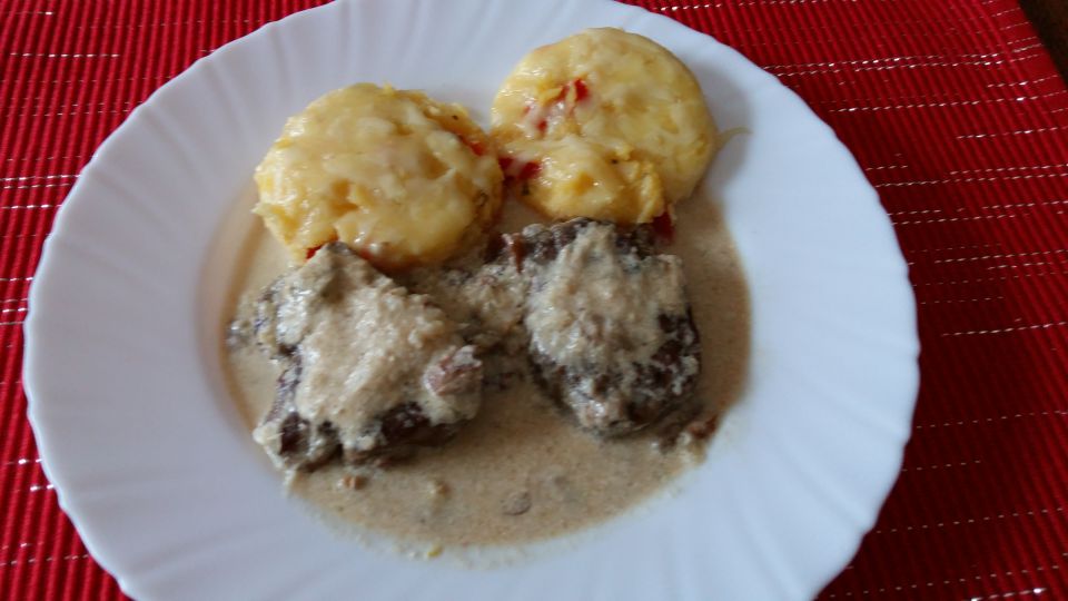 Pljučna pečenka v gobovi omaki, zelenjavna polenta