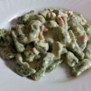 Špinačni špecli s smetano in slanina