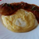 Pečen piščanec s paradižnikom,  polenta z mocarelo