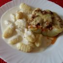 Pečene polnjene paprika, njoki, sirova omaki
