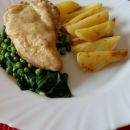 Piščanec s parmezanom, blitvo, grahom in pečenim krompirjem
