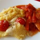 Pečena polenta s sirom in češnjevimi paradižnikom,