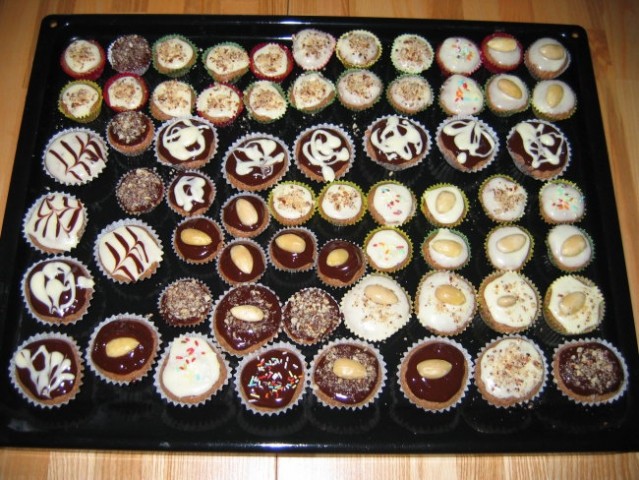 Muffinčki, obliti s čokolado in okrašeni po navdihu 2007