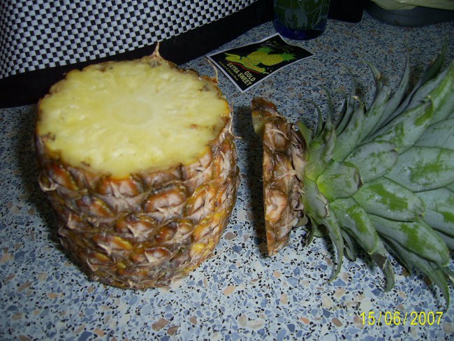 Ananas odreži  3-4 cm od listja