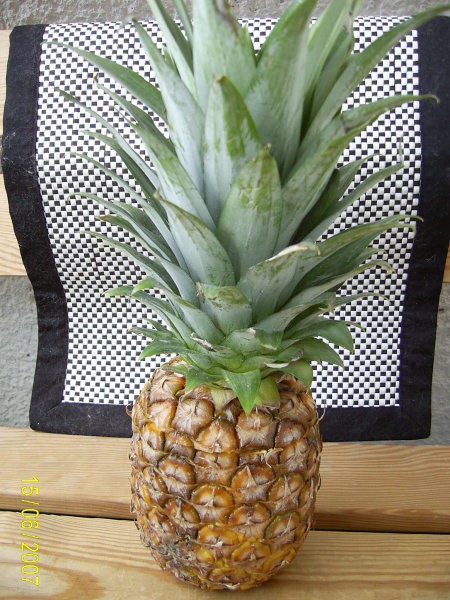 Kupi en ananas ki ima močne in sveže liste