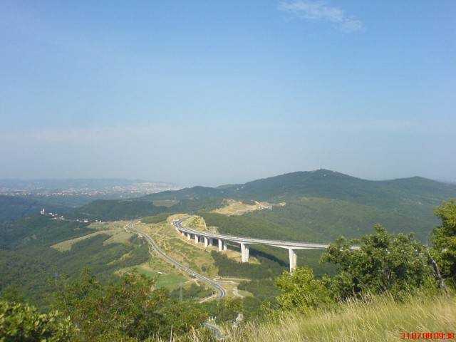 Viadukt Črni kal - pogled z vrha črnokalske stene