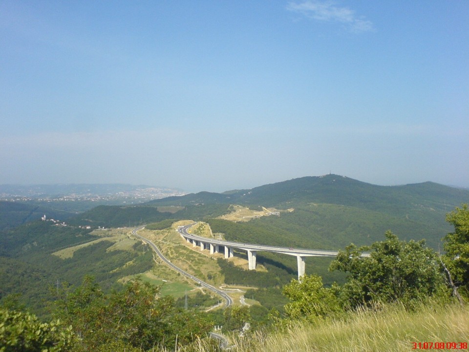 Viadukt Črni kal - pogled z vrha črnokalske stene